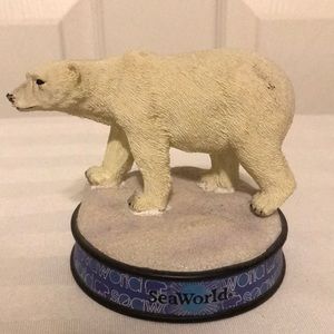 Polar bear accent. Sea World.